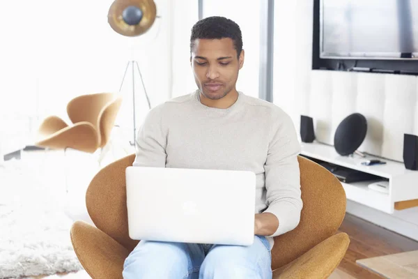 Un giovane uomo che utilizza il computer portatile — Foto Stock