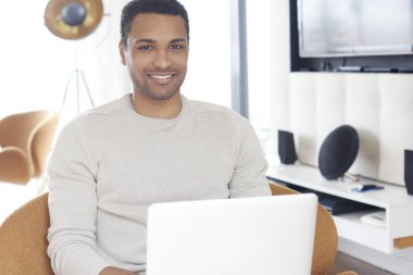 dizüstü bilgisayar kullanan adam