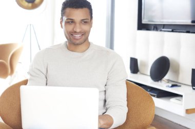 dizüstü bilgisayar kullanan adam