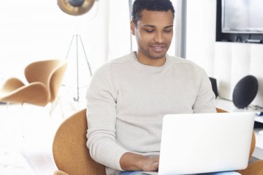 dizüstü bilgisayar kullanan adam