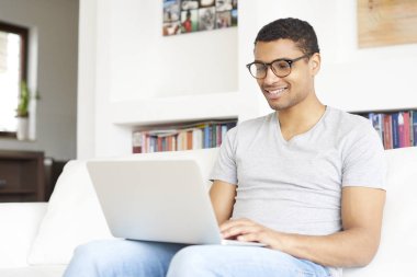 kendi dizüstü kullanan adam 