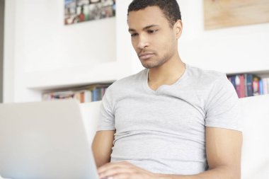 dizüstü bilgisayar kullanan adam