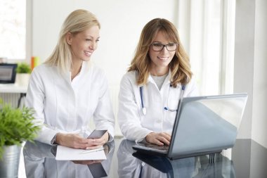 birlikte çalışan doktorlar 