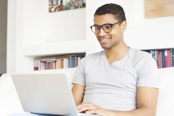 Homem usando seu laptop — Fotografia de Stock