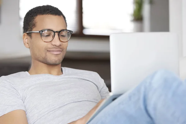 Man using his laptop — Stock Photo, Image