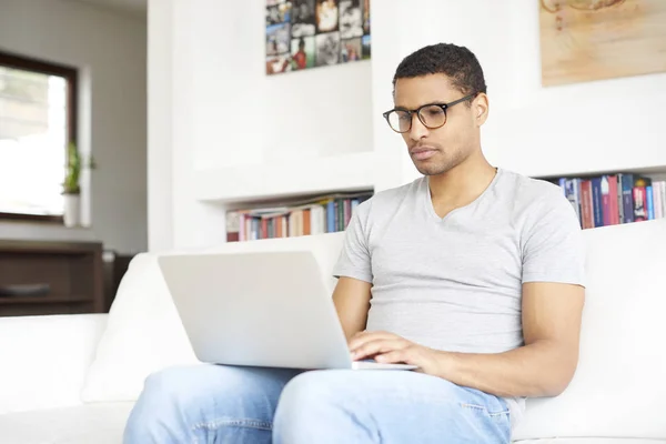 Homem usando seu laptop — Fotografia de Stock