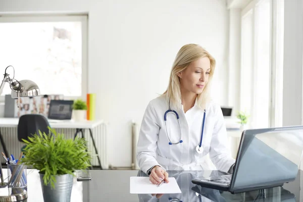 Ärztin arbeitet — Stockfoto