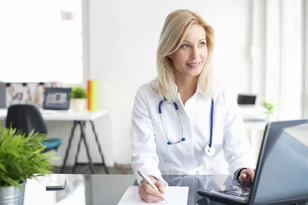 Médico femenino trabajando — Foto de Stock