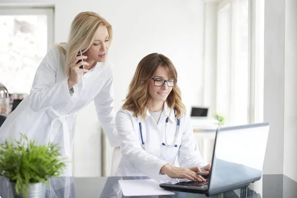 Médicos trabajando juntos — Foto de Stock