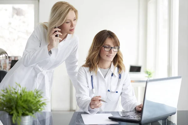 Medici che lavorano insieme — Foto Stock