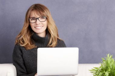 Dizüstü bilgisayar kullanan kadın. 