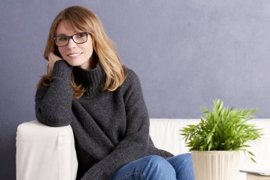  koltukta oturan kendine güvenen kadın.