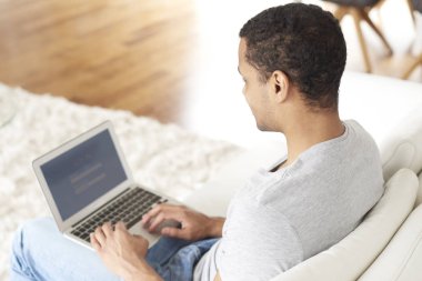 kendi dizüstü kullanan adam 