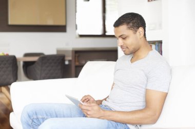  Dijital tablet kullanan genç adam