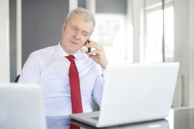  laptop önünde oturan yönetmen