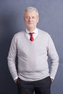 Adam kameraya bakıyor.