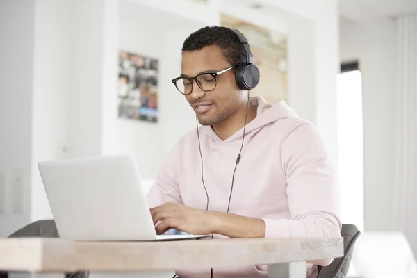 Hombre usando su portátil — Foto de Stock