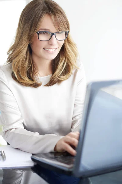 Zakenvrouw Werken op Laptop — Stockfoto