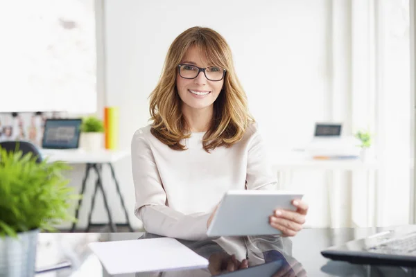 Vrouw die digitale tablet gebruikt — Stockfoto