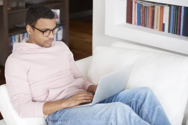 Man using his laptop — Stock Photo, Image