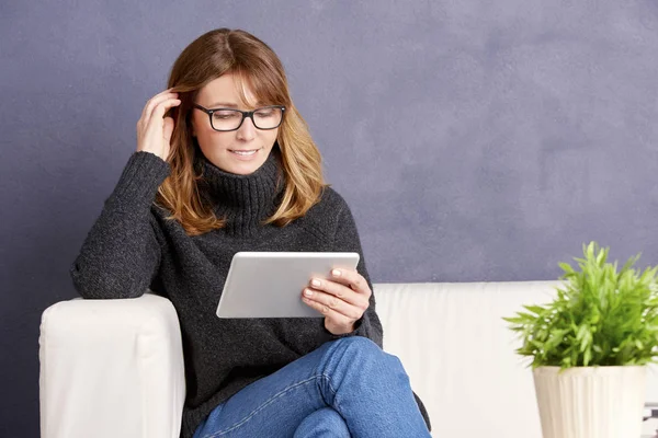 Mujer usando su tableta digital. — Foto de Stock