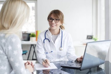  laptop önünde oturan doktor