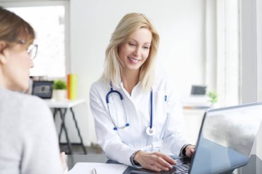  laptop önünde oturan doktor