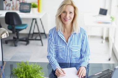 iş kadını biraz evrak işi yapıyor