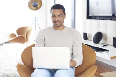 dizüstü bilgisayar kullanan adam