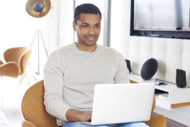 dizüstü bilgisayar kullanan adam