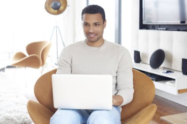 dizüstü bilgisayar kullanan adam