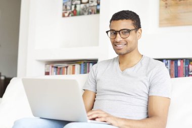  adam evde oturan ve onun laptop kullanma.