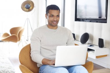 dizüstü bilgisayar kullanan adam