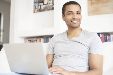 Çevrim içi çalışan adam