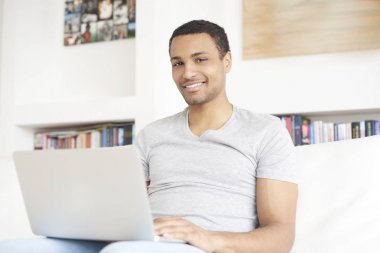 Çevrim içi çalışan adam