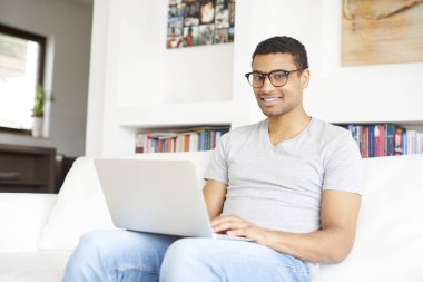 kendi dizüstü kullanan adam