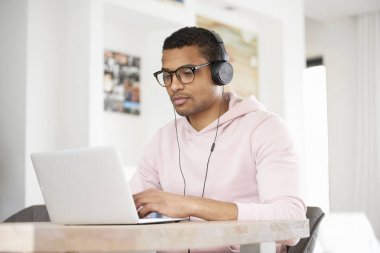 kendi dizüstü kullanan adam