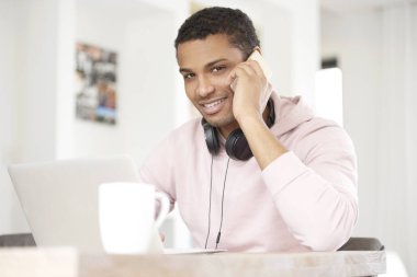 cep telefonu ile genç adam 