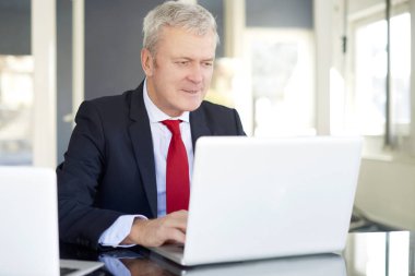  laptop önünde oturan yönetmen