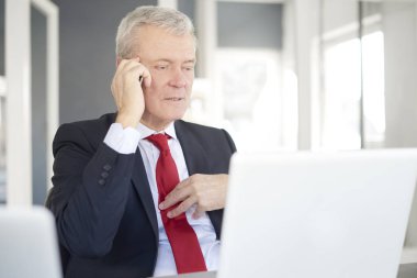  laptop önünde oturan yönetmen