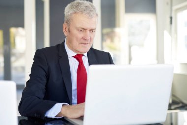 dizüstü bilgisayarda çalışan yönetmen 