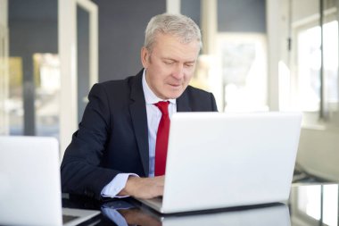 dizüstü bilgisayarda çalışan yönetmen 