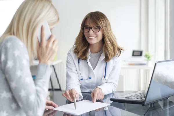 Médico sentado en frente de la computadora portátil — Foto de Stock