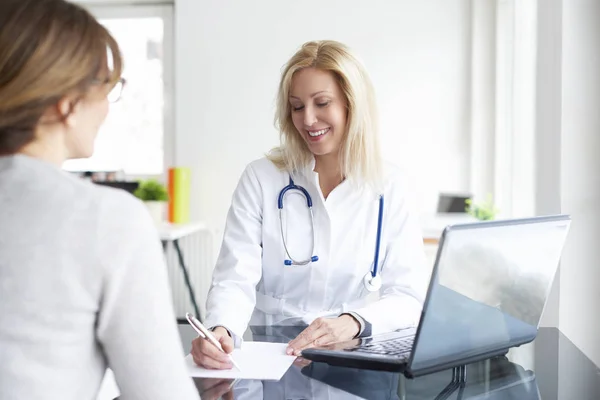 Médico sentado en frente de la computadora portátil — Foto de Stock