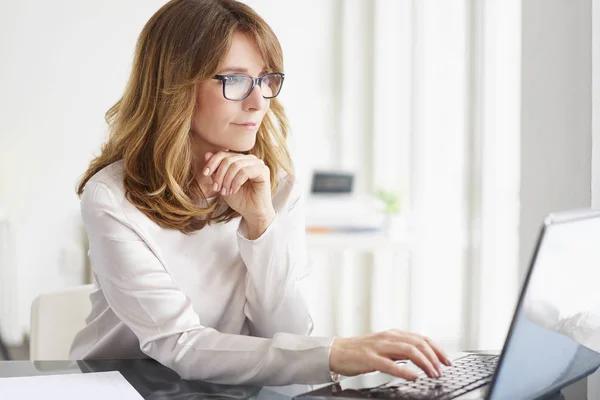 Geschäftsfrau arbeitet am Laptop — Stockfoto