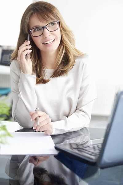 Mujer de negocios hablando por teléfono — Foto de Stock