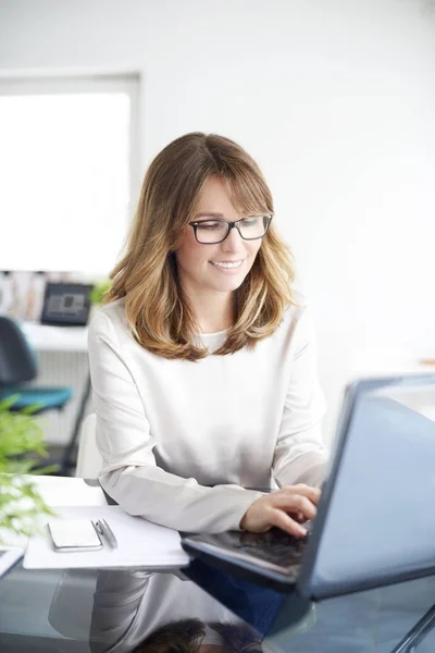 Affärskvinna Arbetar på laptop — Stockfoto