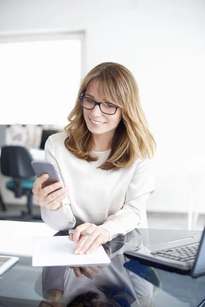 Donna d'affari che utilizza il telefono cellulare — Foto Stock