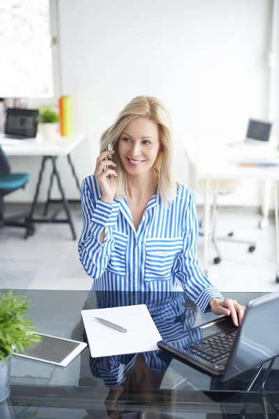 Empresaria haciendo llamada — Foto de Stock