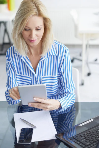 Mulher de negócios usando tablet digital — Fotografia de Stock